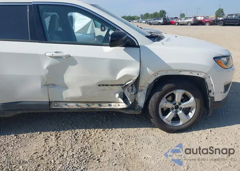 2018 Jeep Compass Latitude 4X4 z USA, uszkodzony, nr VIN 3C4NJDBB7JT325936